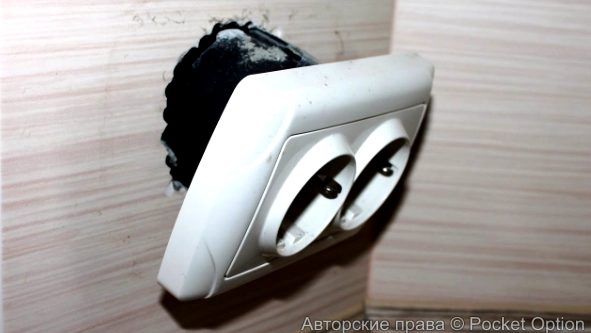 розетка сломана - повод починить мужчине