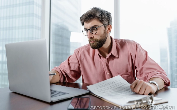 мужчина за ноутом