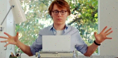 человек с печатной машинкой